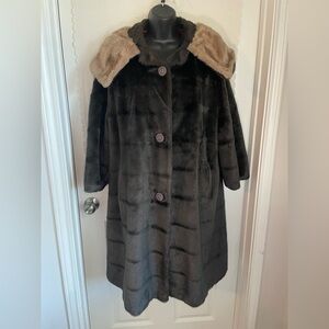 Union Made ILGWU Vintage women black and brown Fur Coat Beige Collar 1950s
